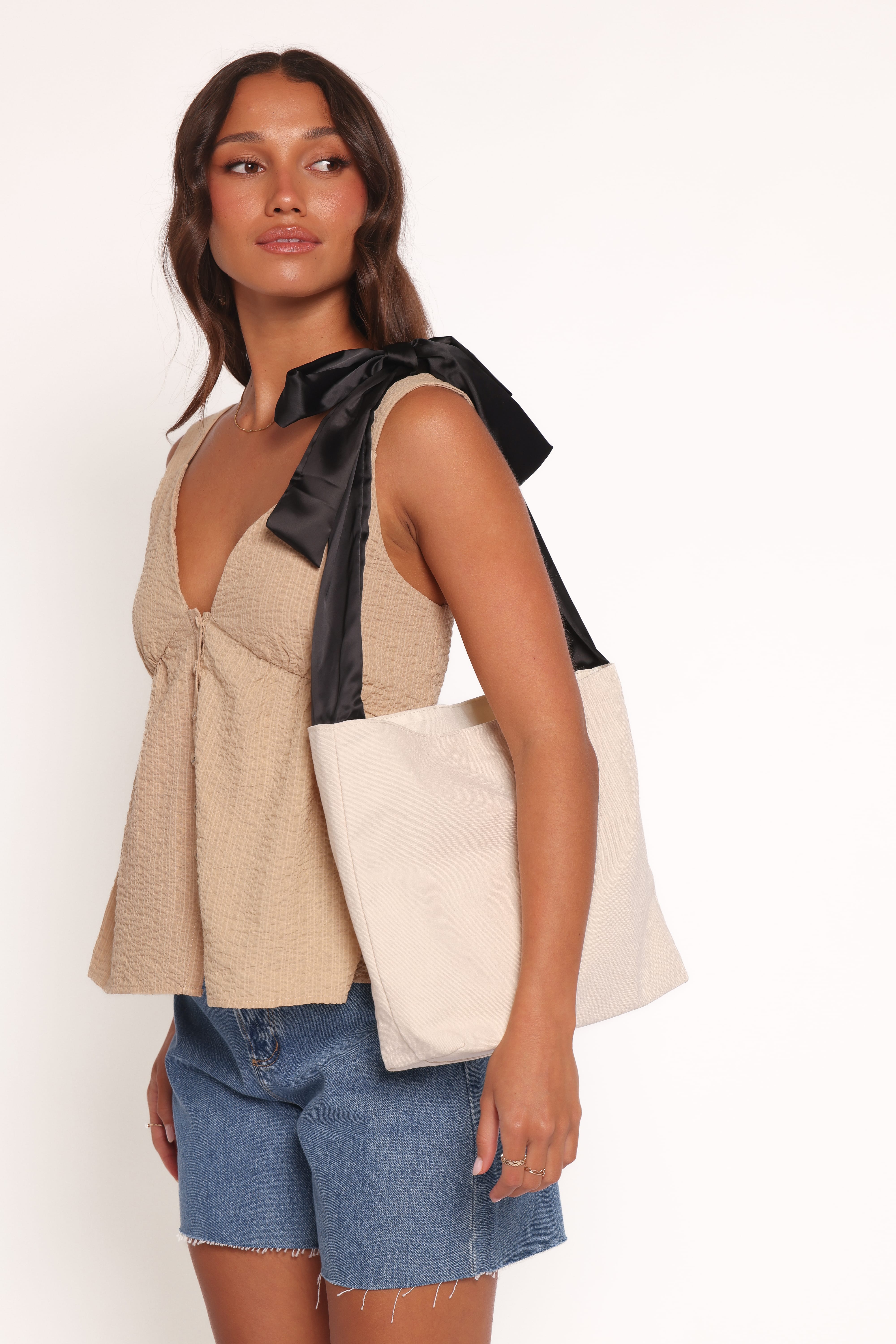 Petal and Pup USA ACCESSORIES Amity Bow Bag - White One Size