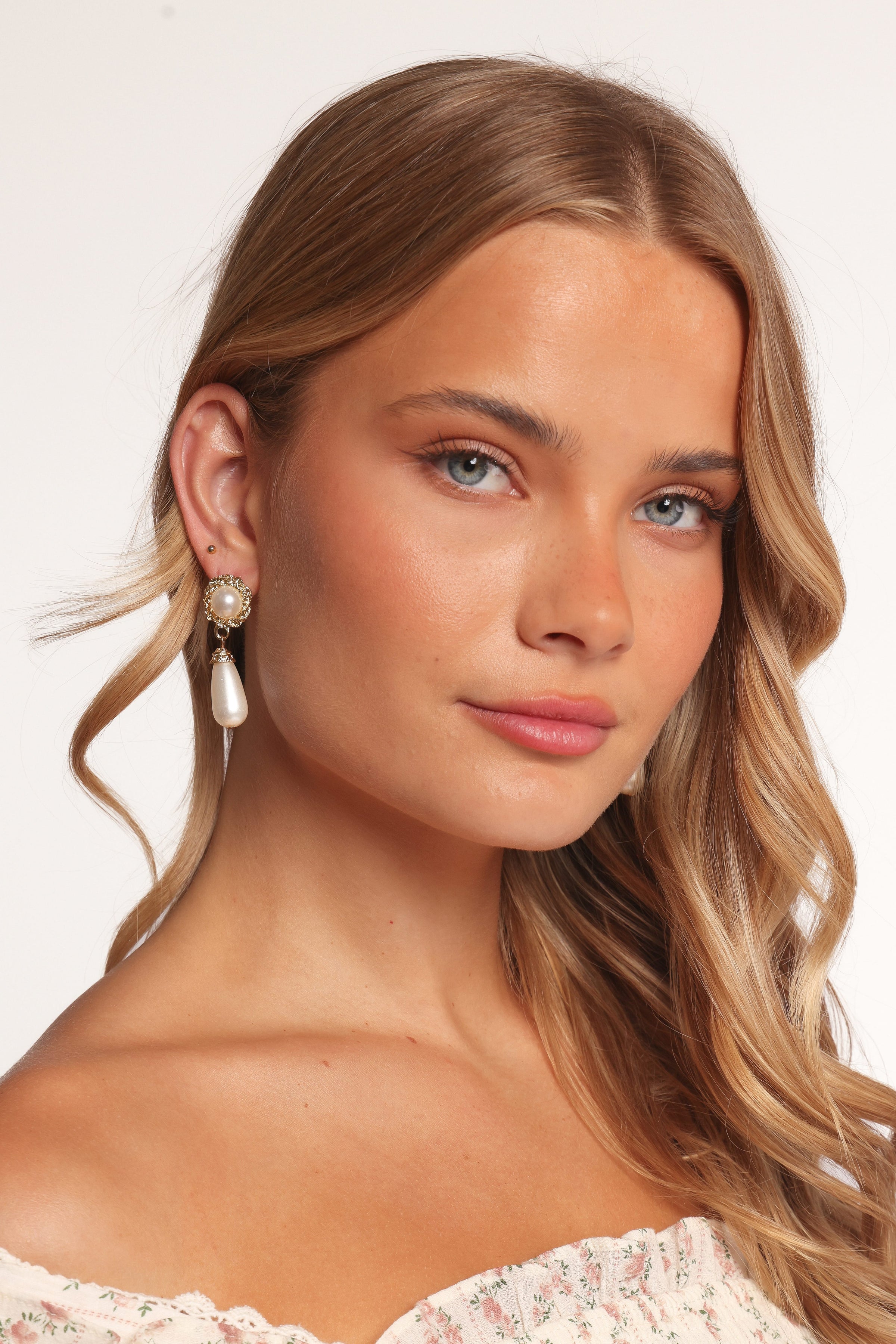 Petal and Pup USA ACCESSORIES Estelle Earrings - Gold/Pearl One Size