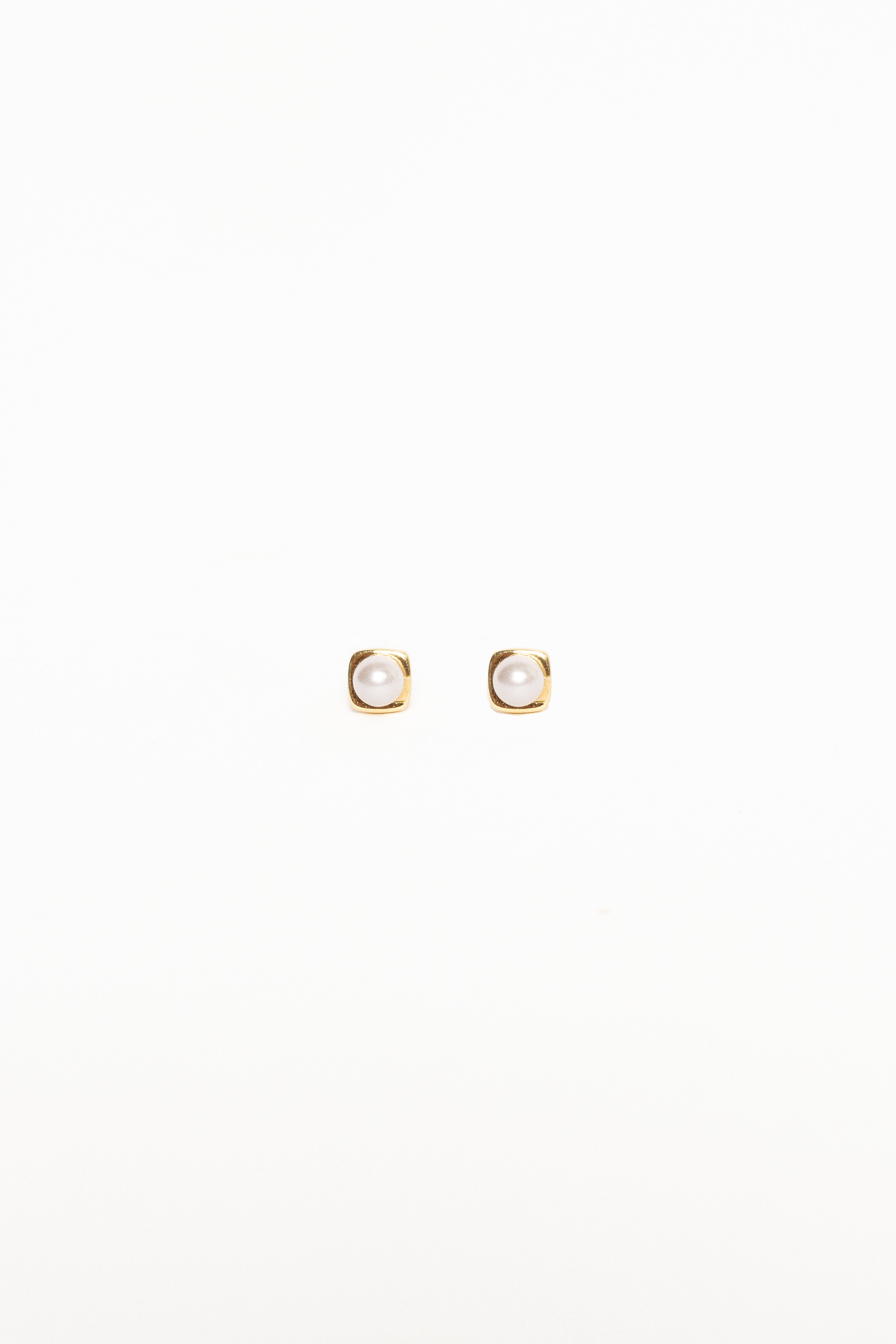 Petal and Pup USA ACCESSORIES Helene Stud Earrings - Gold/Pearl One Size