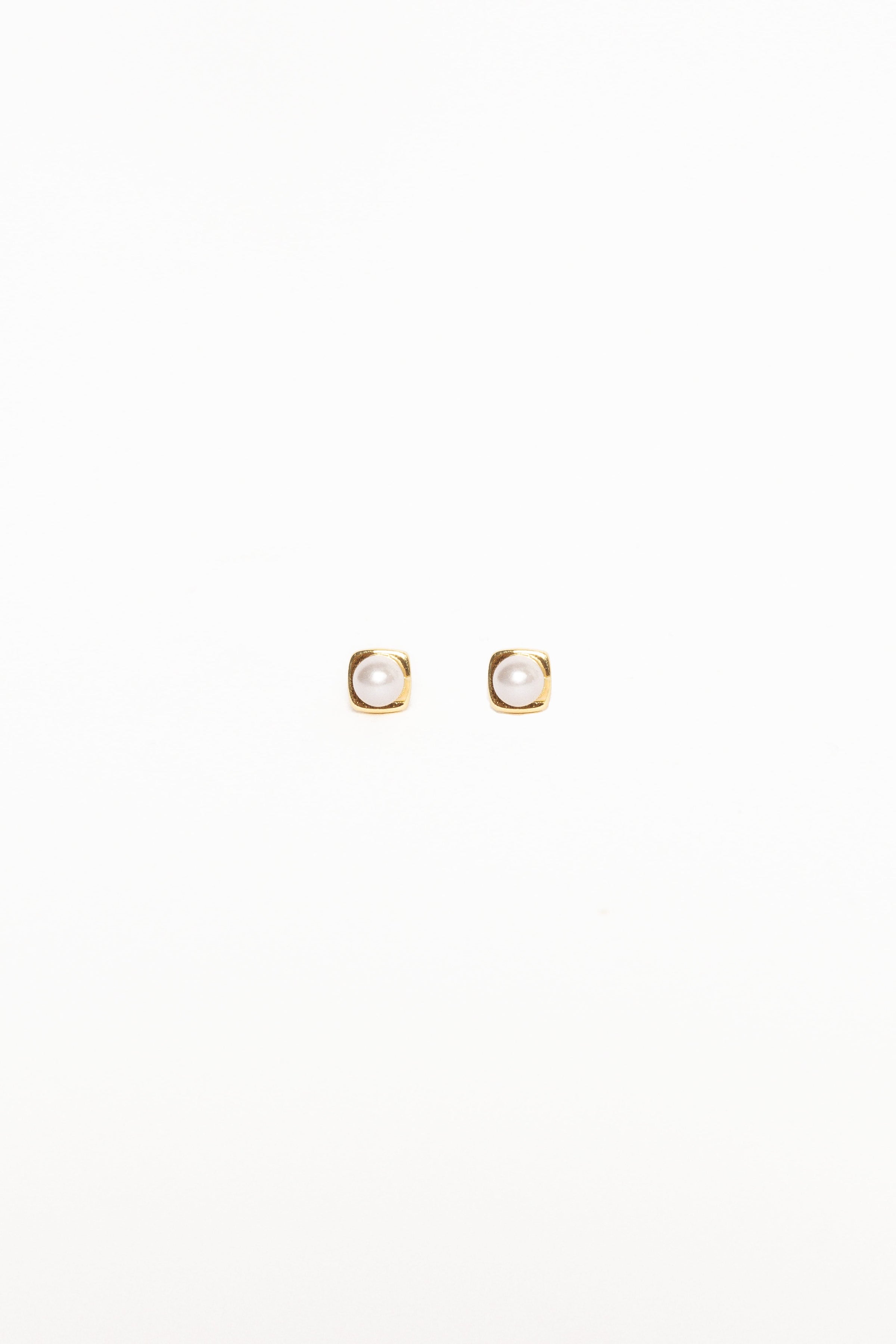 Petal and Pup USA ACCESSORIES Helene Stud Earrings - Gold/Pearl One Size