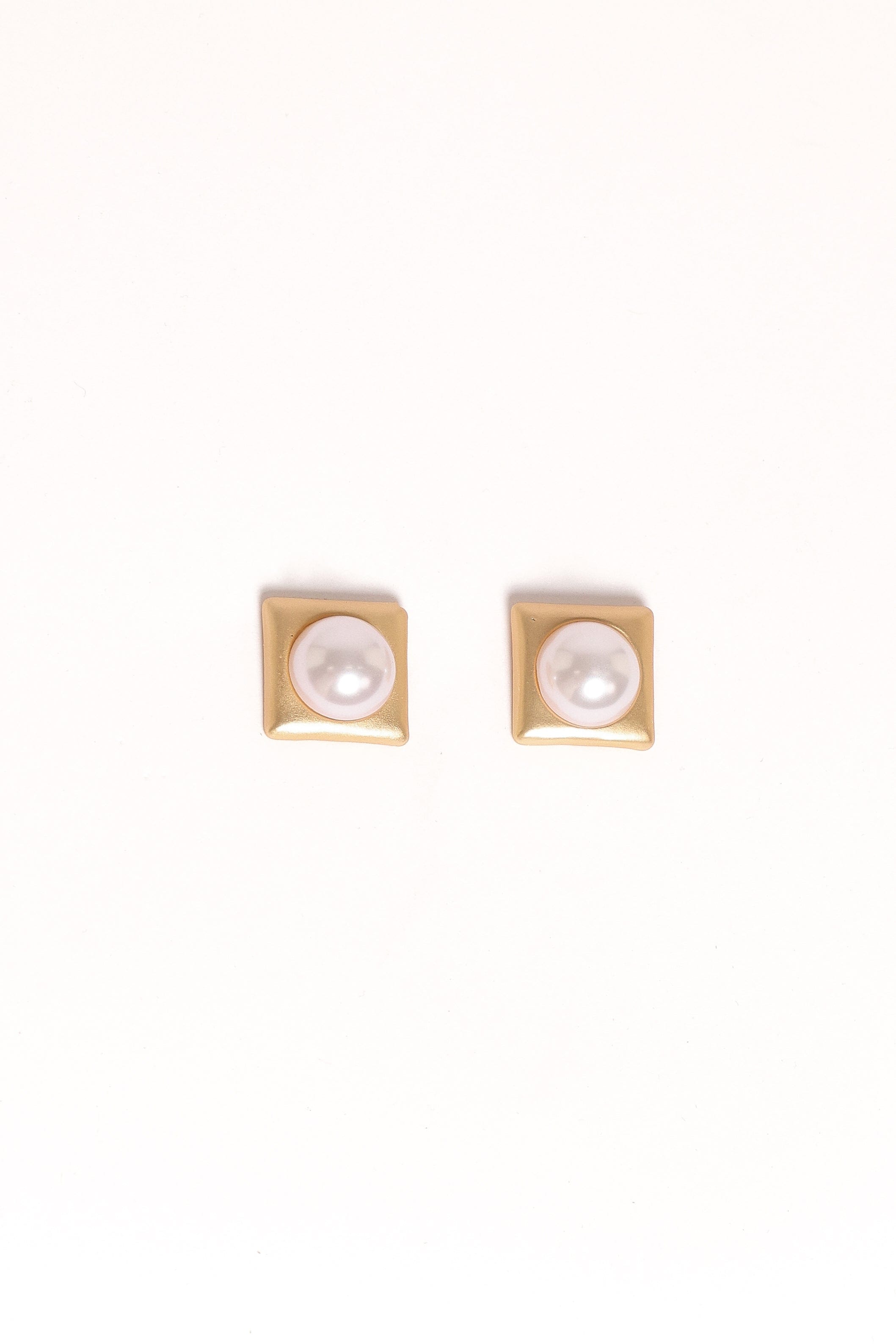 Petal and Pup USA ACCESSORIES Kimmy Pearl Earrings - Gold One Size