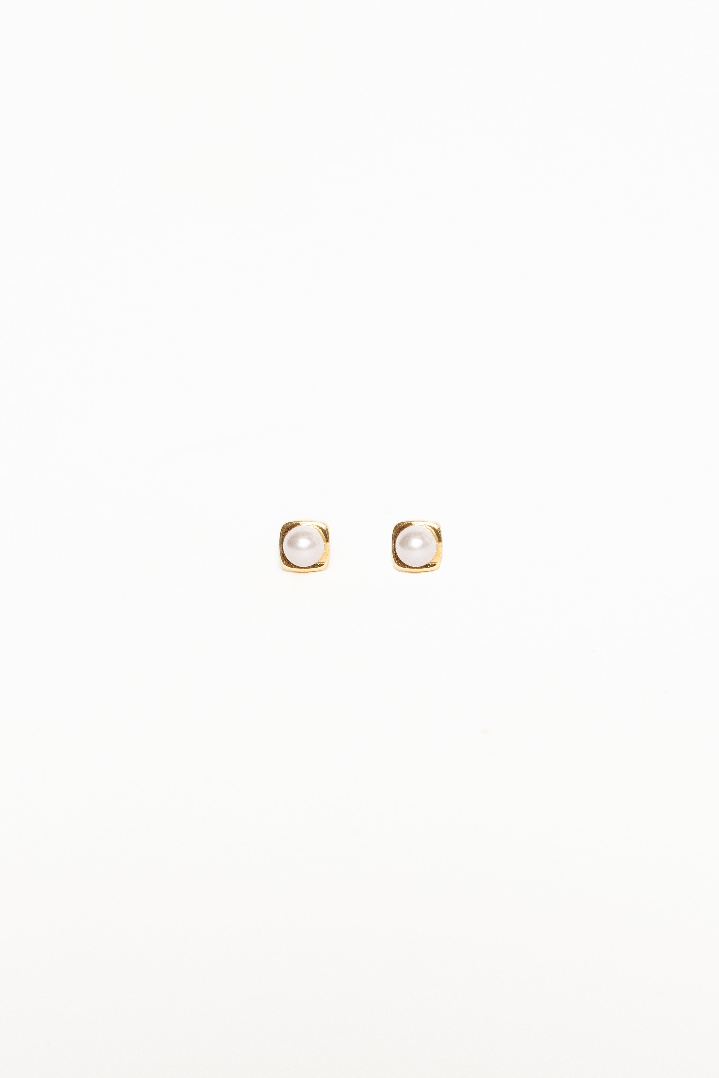 Petal and Pup USA ACCESSORIES Helene Stud Earrings - Gold/Pearl One Size