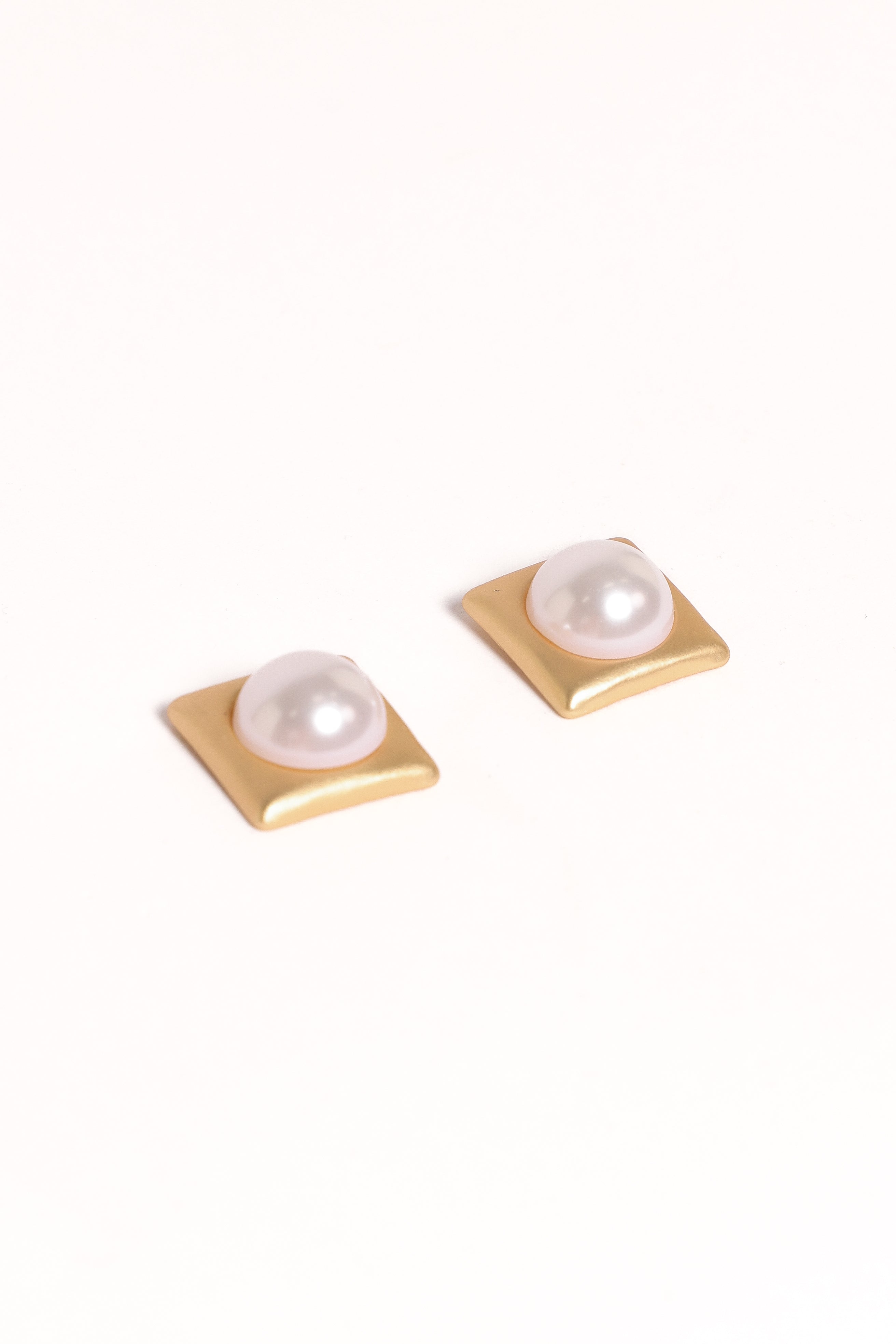 Petal and Pup USA ACCESSORIES Kimmy Pearl Earrings - Gold One Size