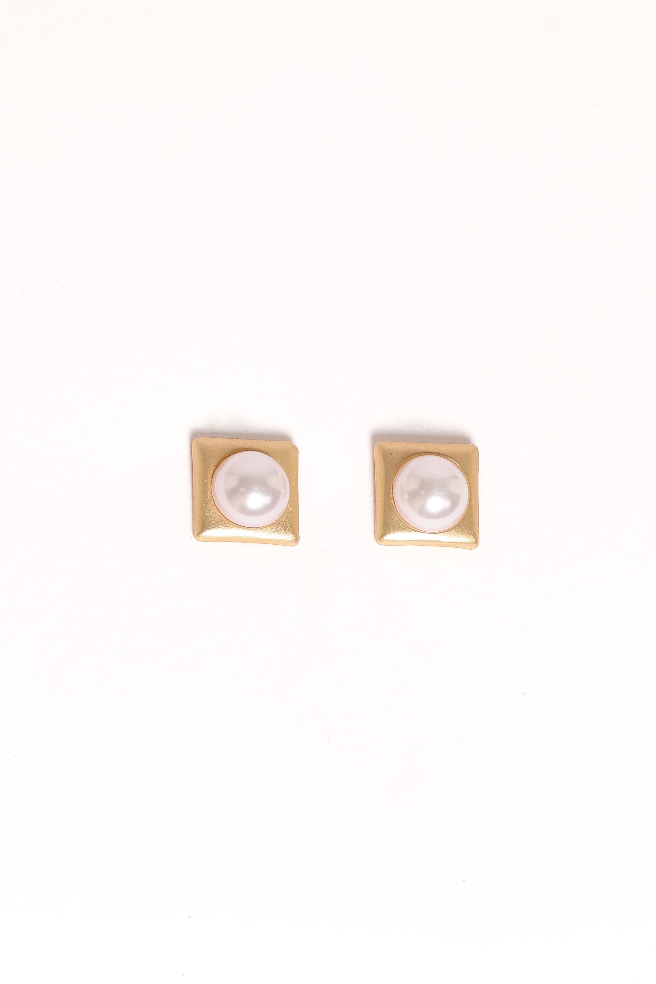 Petal and Pup USA ACCESSORIES Kimmy Pearl Earrings - Gold One Size