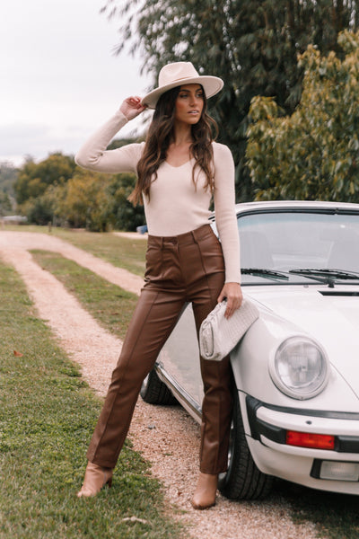 What To Wear With Brown Pants Female [2023]: 50+ Elevated Brown Pants Outfit  Ideas To Copy - Girl Shares Tips